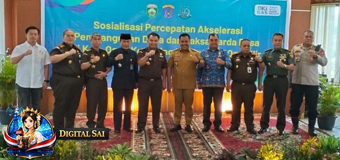 Sekretaris Daerah Sulawesi Selatan (Sulsel), Abdul Hayat Gani, menyatakan dukungannya penuh terhadap Program Jaga Desa, sebuah inisiatif inovatif yang bertujuan memperkuat pengawasan dana desa secara digital. Program ini diharapkan meningkatkan transparansi, akuntabilitas, dan efektivitas penggunaan anggaran desa di seluruh wilayah Sulsel. Dalam keterangannya, Sekda Sulsel menekankan bahwa pengelolaan dana desa yang baik merupakan fondasi penting bagi pembangunan daerah dan kesejahteraan masyarakat. “Dana desa harus dikelola secara tepat dan akuntabel. Program Jaga Desa hadir sebagai solusi digital untuk memudahkan pengawasan dan memastikan manfaatnya sampai ke masyarakat,” ujar Abdul Hayat Gani. Inovasi Digital dalam Pengawasan Dana Desa Program Jaga Desa menggunakan platform digital berbasis aplikasi dan sistem online, yang memungkinkan monitoring real-time terhadap penggunaan anggaran desa. Dengan sistem ini, pemerintah provinsi dapat memantau aliran dana desa, memastikan setiap kegiatan sesuai rencana, serta mendeteksi potensi penyimpangan secara cepat. Sistem digital ini juga mempermudah koordinasi antara pemerintah provinsi, kabupaten/kota, dan desa, sehingga proses pelaporan menjadi lebih efisien dan akurat. Sekda Sulsel menjelaskan, teknologi ini akan menjadi alat yang mendukung good governance, sekaligus memberikan data valid untuk evaluasi program pembangunan desa. Transparansi dan Akuntabilitas untuk Masyarakat Salah satu fokus utama Program Jaga Desa adalah transparansi kepada masyarakat. Melalui dashboard digital, warga desa dapat melihat rincian penggunaan dana desa, mulai dari pembangunan infrastruktur, program sosial, hingga kegiatan pemberdayaan ekonomi lokal. “Dengan adanya keterbukaan data, masyarakat bisa ikut mengawasi penggunaan dana desa. Hal ini akan meminimalkan potensi penyalahgunaan dan memastikan dana benar-benar bermanfaat,” tegas Sekda Sulsel. Selain itu, Program Jaga Desa memungkinkan laporan kegiatan dan realisasi anggaran dikirim secara digital ke pemerintah provinsi, sehingga setiap tahap pembangunan dapat dipantau secara akurat. Menurut Abdul Hayat Gani, ini juga akan meningkatkan kepercayaan masyarakat terhadap pemerintah desa dan provinsi. Dukungan Pelatihan dan Kapasitas SDM Desa Sekda Sulsel menambahkan, keberhasilan Program Jaga Desa tidak hanya bergantung pada teknologi, tetapi juga pada kemampuan sumber daya manusia di tingkat desa. Pemerintah provinsi akan menyelenggarakan pelatihan bagi aparat desa agar mampu menggunakan sistem digital dengan maksimal. “Pelatihan ini penting agar perangkat desa bisa mengoperasikan aplikasi Jaga Desa dengan benar, melakukan input data, dan melaporkan kegiatan secara tepat waktu. Dengan begitu, pengawasan digital berjalan efektif,” kata Abdul Hayat Gani. Selain itu, pelatihan juga akan menekankan aspek akuntabilitas dan etika pengelolaan dana, sehingga seluruh pihak memahami tanggung jawabnya dalam menjaga amanah anggaran desa. Dampak Positif untuk Pembangunan Desa Program Jaga Desa diyakini akan membawa dampak signifikan bagi pembangunan desa di Sulsel. Pengawasan yang lebih ketat dan transparan akan memastikan proyek infrastruktur desa berjalan tepat waktu dan sesuai spesifikasi. Selain itu, alokasi dana untuk pemberdayaan ekonomi masyarakat akan lebih terarah, mendukung peningkatan kesejahteraan warga desa. Sekda Sulsel menegaskan, program ini juga mendukung pencapaian tujuan pemerintah pusat untuk mewujudkan desa mandiri dan berdaya saing, sekaligus meminimalkan praktik korupsi di tingkat desa. Dengan sistem digital, setiap penggunaan dana akan tercatat dan dapat dipertanggungjawabkan. Komitmen Pemprov Sulsel Abdul Hayat Gani menekankan komitmen Pemerintah Provinsi Sulsel untuk mengawal Program Jaga Desa secara serius. Semua perangkat desa, kepala desa, hingga aparatur wilayah akan didorong untuk memanfaatkan sistem digital ini sebagai alat utama pengawasan. “Program Jaga Desa adalah langkah nyata menuju pengelolaan dana desa yang lebih modern, transparan, dan efektif. Kami berharap program ini dapat menjadi contoh bagi provinsi lain di Indonesia,” pungkas Sekda Sulsel. Dengan dukungan penuh pemerintah provinsi dan implementasi berbasis digital, Program Jaga Desa diyakini akan memperkuat tata kelola dana desa, meningkatkan akuntabilitas, dan mempercepat pembangunan desa di Sulsel.